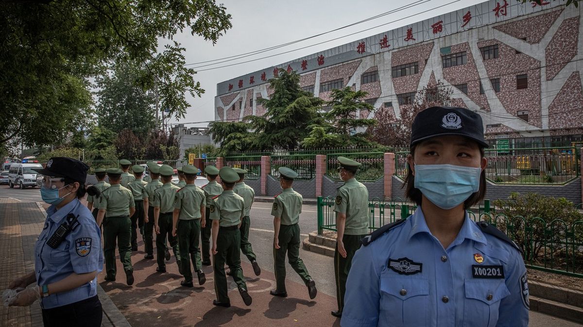 Čína hlásí nejvíce nakažených koronavirem za poslední dva měsíce